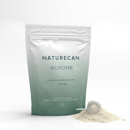Naturecan Glycine Unflavoured Powder 500g – white and teal resealable pouch with measuring scoop and powder spilled, food supplement, easy to mix, suitable for vegans